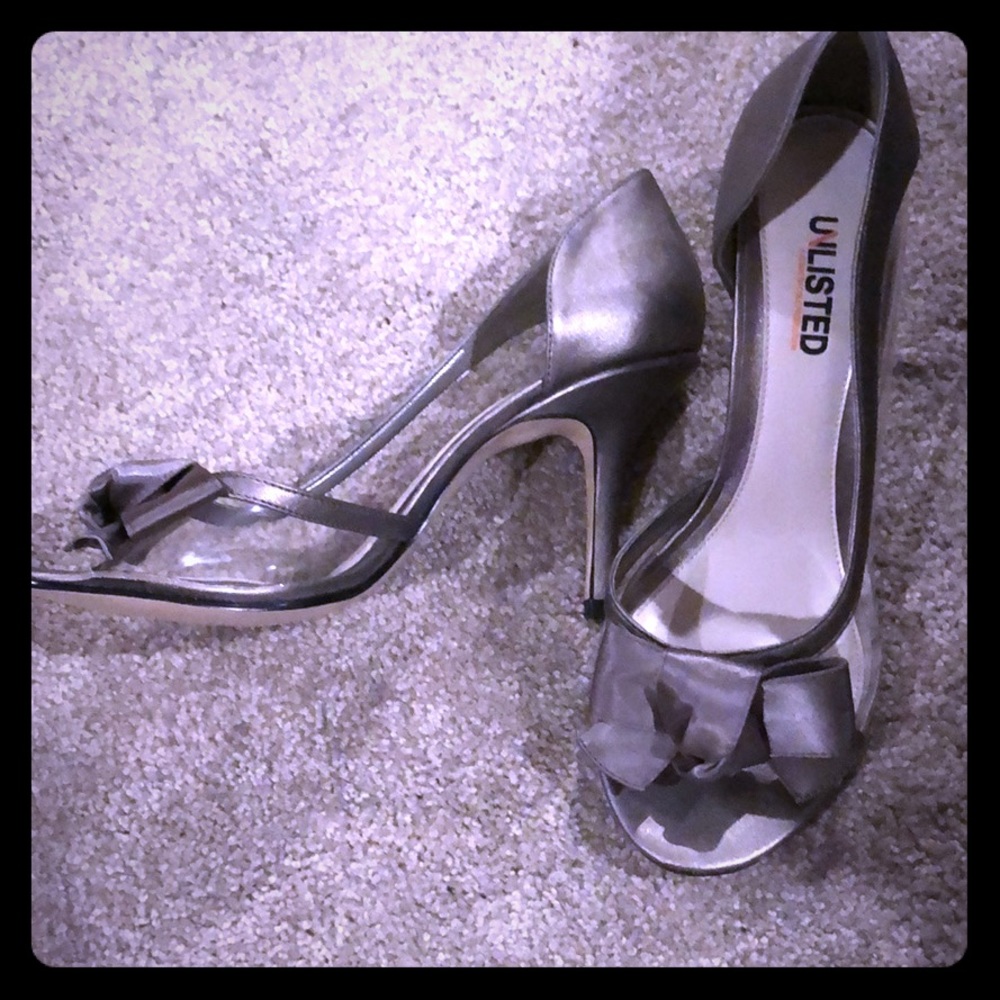 New in box gray bow heel